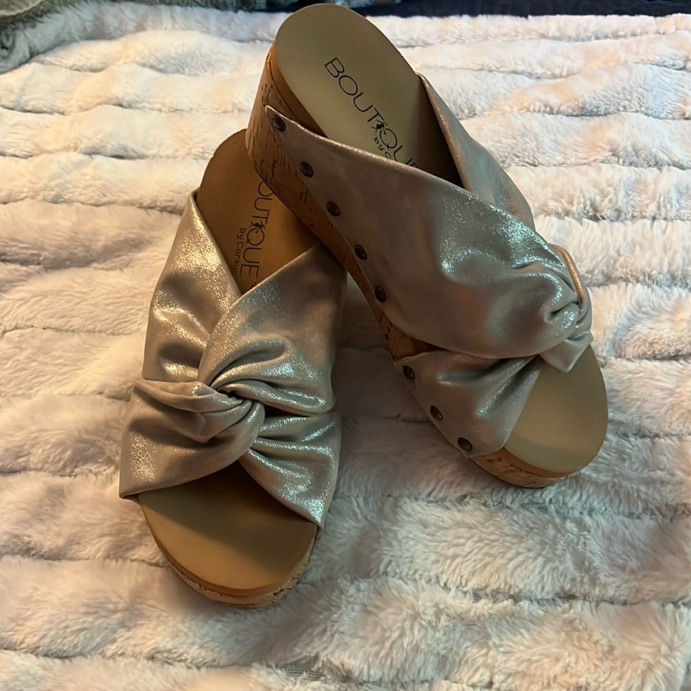 Beautiful twist gold wedges.